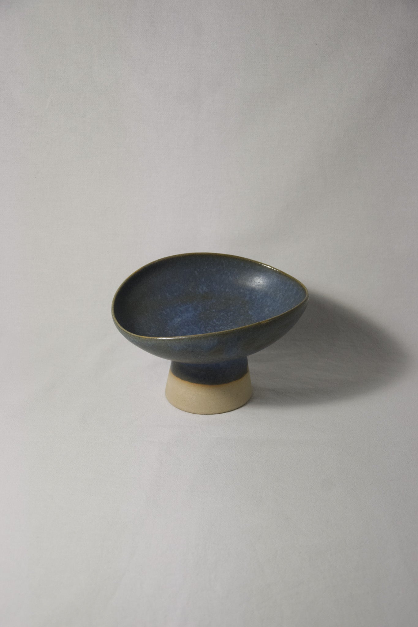 Oriya Podestschale | Nori auf weißem Ton | Klein