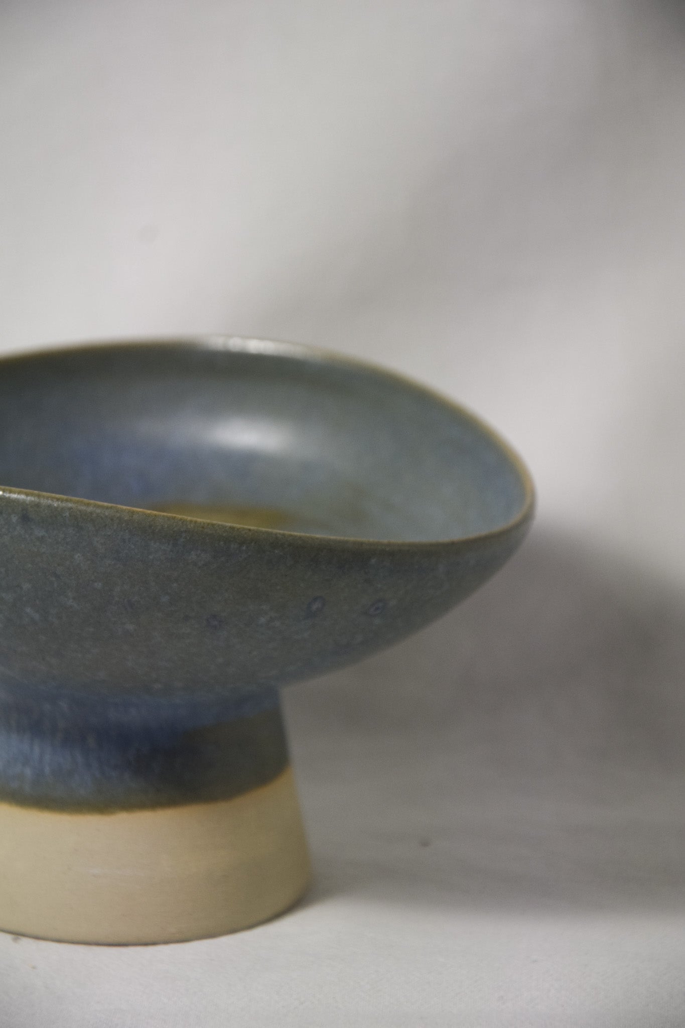 Oriya Podestschale | Nori auf weißem Ton | Klein